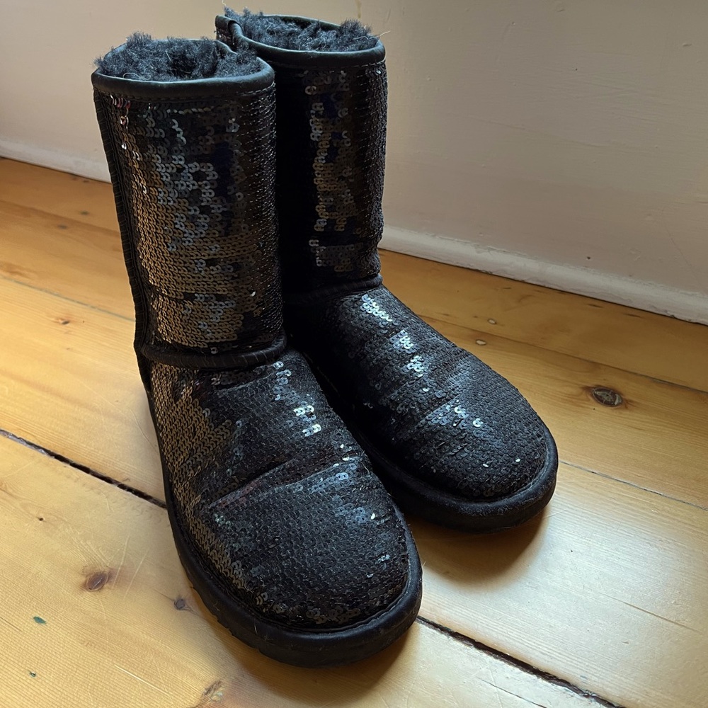 UGG Classic Short Cosmos Sequin Boots Women’s Size 6